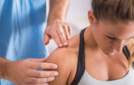 iStock-908567780-scaled Pige får akupunktur på skulderen